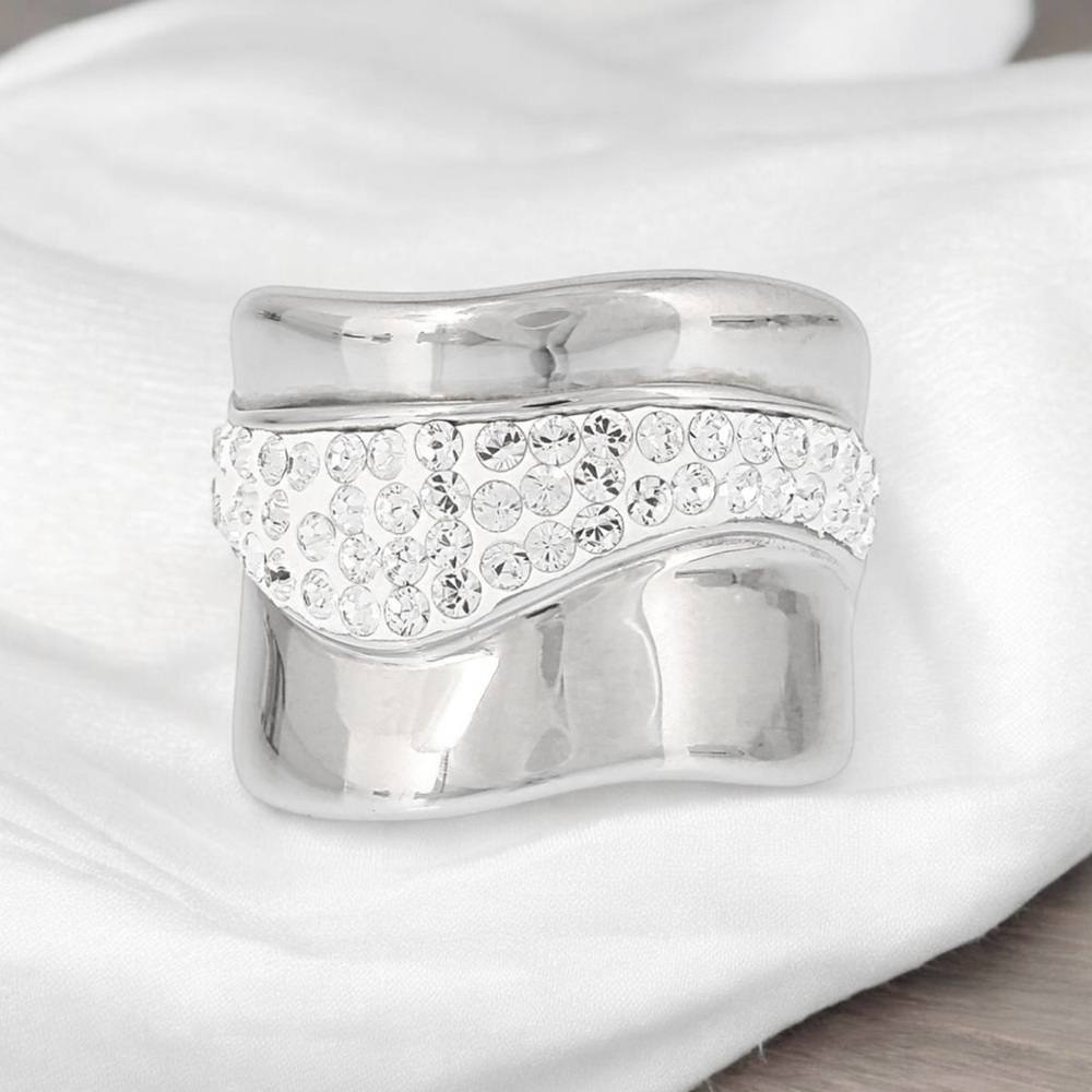 🇨🇦🆕5th Avenue Elegant Ring with Swarovski Crystal Accents - Picture 5 of 14